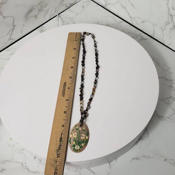 ARTISAN Handpainted Shell Necklace Floral - Picture 6 of 7